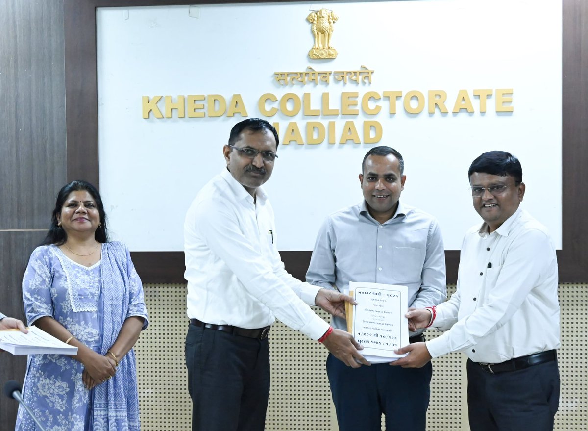 આજ રોજ તા.૧/૧/૨૦૨૬ ની લાયકાતની તારીખના સંદર્ભમાં ફોટોવાળી મતદાર યાદીની ખાસ સઘન સુધારણા કાર્યક્રમ-૨૦૨૬ અંતર્ગત આખરી મતદાર યાદીની પ્રસિદ્ધિ કરવામાં આવી અને માન્ય રાજકીય પક્ષો સાથે બેઠક કરી નકલ પૂરી પાડવામાં આવી.#ECI #SIR <a href="/ECISVEEP/">Election Commission of India</a> <a href="/CEOGujarat/">Chief Electoral Officer, Gujarat</a> <a href="/infokhedagog/">Info Kheda GoG</a>