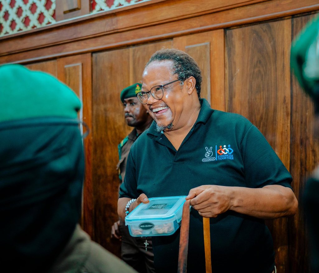 MariaSTsehai's tweet photo. Ila Lissu 🤣🤣🤣🤣🤣🤣🤣🤣
Rais wa wananchi anajua kutuchangansha
Love Lissu’s sense of humor! 😆😆
“I come prepared” is his motto! 
#FreeTunduLissu https://t.co/uWKfCOjT0r