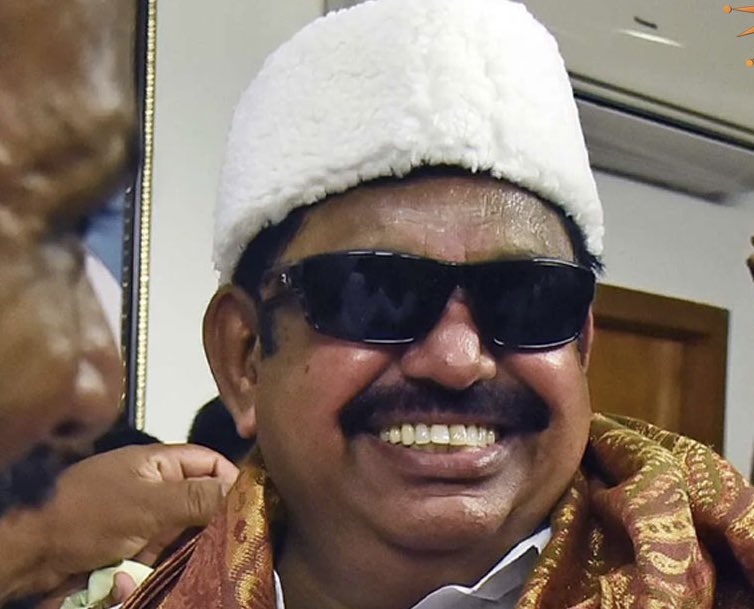 PravinTweets1's tweet image. அன்று 
எம்ஜியார் 
இன்று 
எடப்பாடியார்

இந்த மாதிரி எந்த ரத்தத்தின் ரத்தமும் ரைமிங்கா எழுதி பாக்கலையே...! 
#disappointed