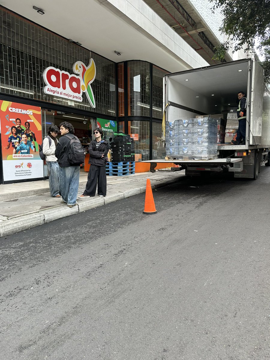 FabianUribe79's tweet photo. ARA las Nieves, en la Calle 23 entre Carreras 4A y 5, haciendo lo que se le da la gana con el Tráfico. 9:10AM @SectorMovilidad @TransitoBta @Bogota https://t.co/uLVBK9q3cW