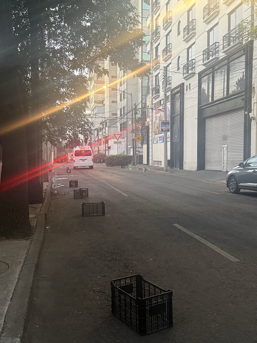 MiniFer1's tweet photo. Así en la del valle, Manzanas esq Miguel Laurent DIARIO la calle entera tomada. @BJAlcaldia @AccionesBJ @LuisMendozaBJ https://t.co/ovOUMvHDvA