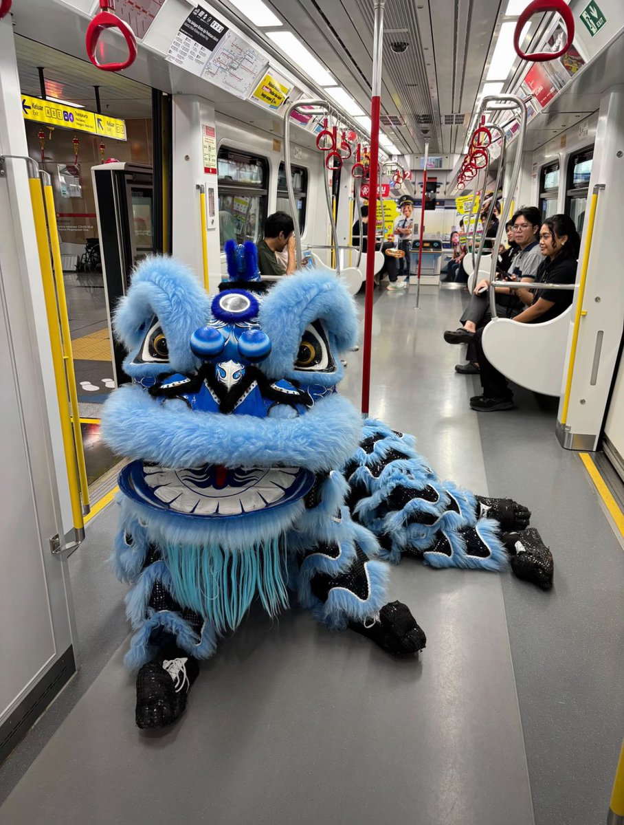 🩷 Ini peliharaan siapa woi masuk LRT