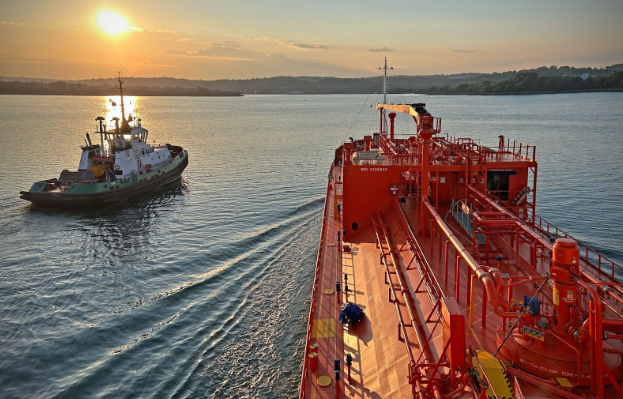 PortofCork's tweet photo. Nothing to see here, just a #PilotsPerspective of an LPG tanker gliding through Cork Harbour like it owns the place. 🌅
Now that’s what we call a bit of gas traffic! (We’ll see ourselves out.) 📲🚪
📸 Aidan Fleming https://t.co/Bof9DehXFI