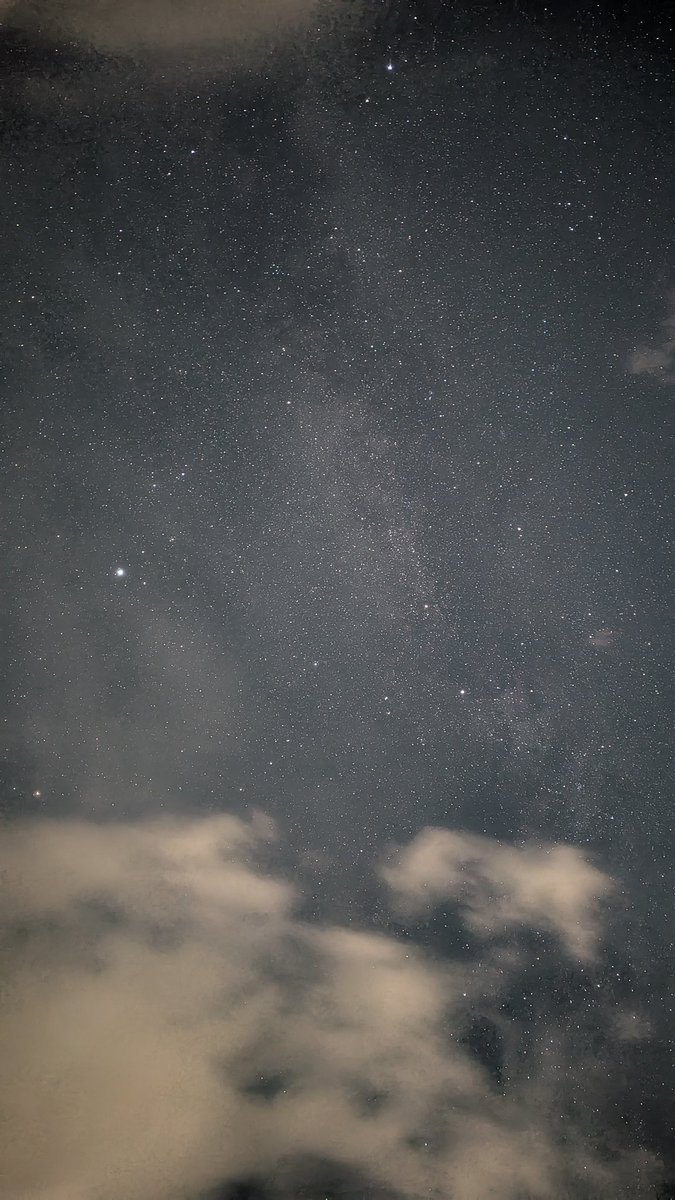 natlo_t's tweet photo. #夜空
#Pixel9a
#夜景

車の屋根において、夜景モードで長時間露光にして撮影しました。スマホでここまできれいに撮れることに驚きました。きれいでした😊 https://t.co/X1Ko5bCvC6
