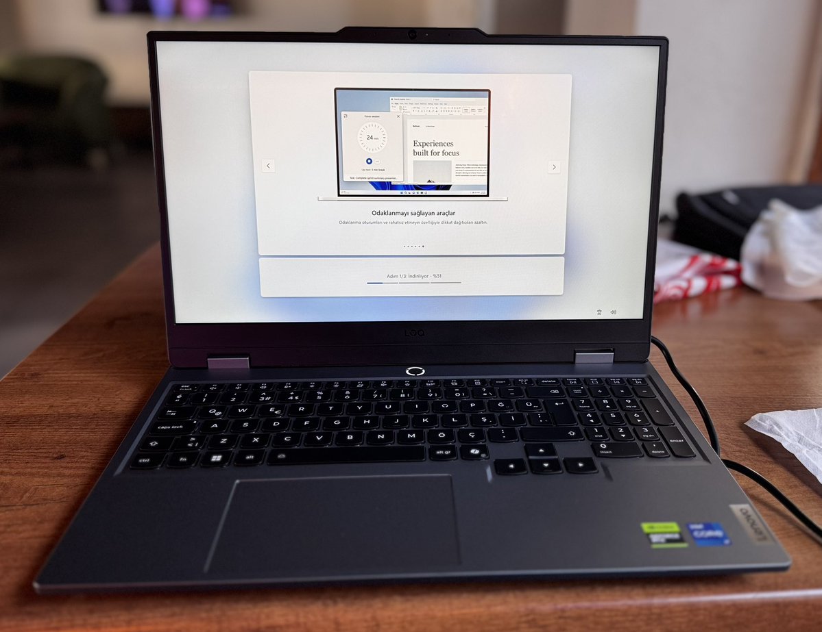 En iyi yatırım insanın kendisine yaptığı yatırım diyerekten kendimi bu platformda geliştirmek araştırma yapmak kitleye daha iyi hakim olmak daha faydalı işler yapmak için kendime bilgisayar aldım dün 27 yaşıma girdim kendime ait olan ilk bilgisayarım.
