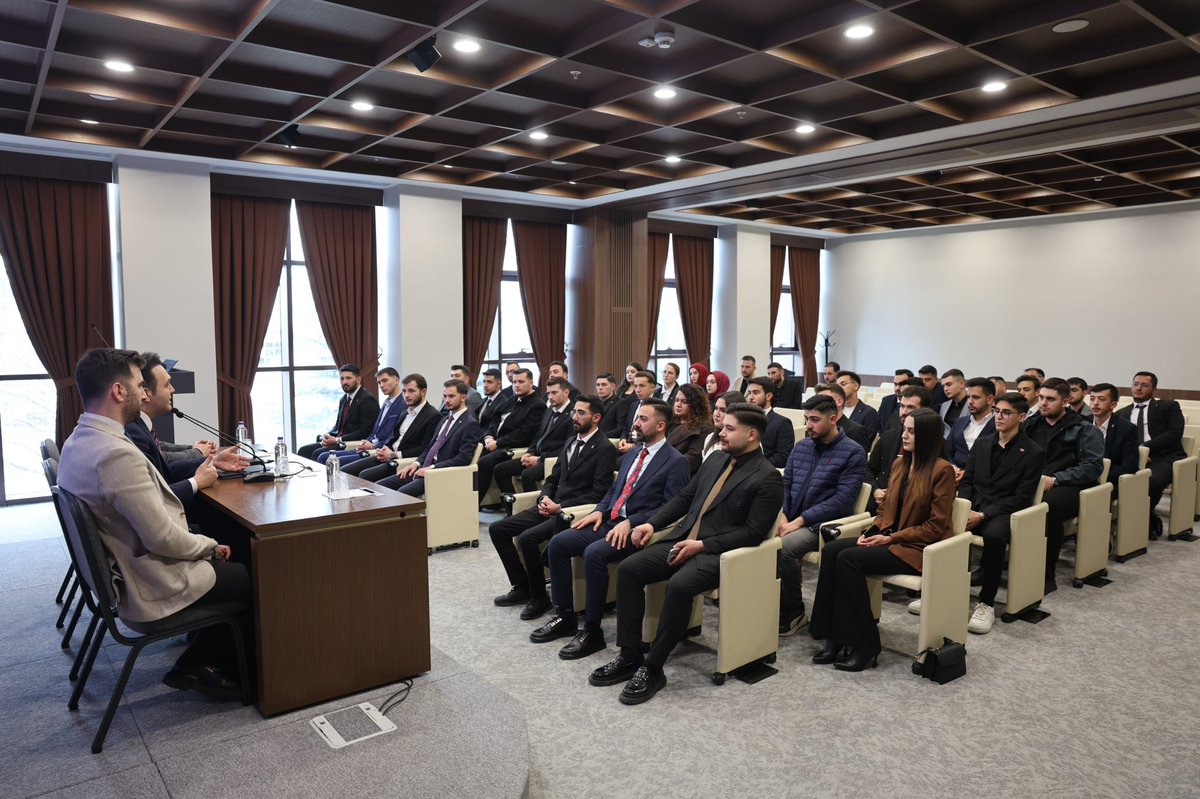 avyusufibis's tweet photo. 📍AK Parti Genel Merkezi

Yozgat İl Gençlik Kolları Teşkilatımızı, İlçe Gençlik Kolları Başkanlarımızı Genel Merkez'imizde ağırladık.🙋🏻‍♂️

Yozgat’ımızın gençlerine teşekkür ediyorum. 

Birliğimiz, beraberliğimizle, hep birlikte daha çok çalışmaya devam edeceğiz. https://t.co/gFvJZ2hdRq