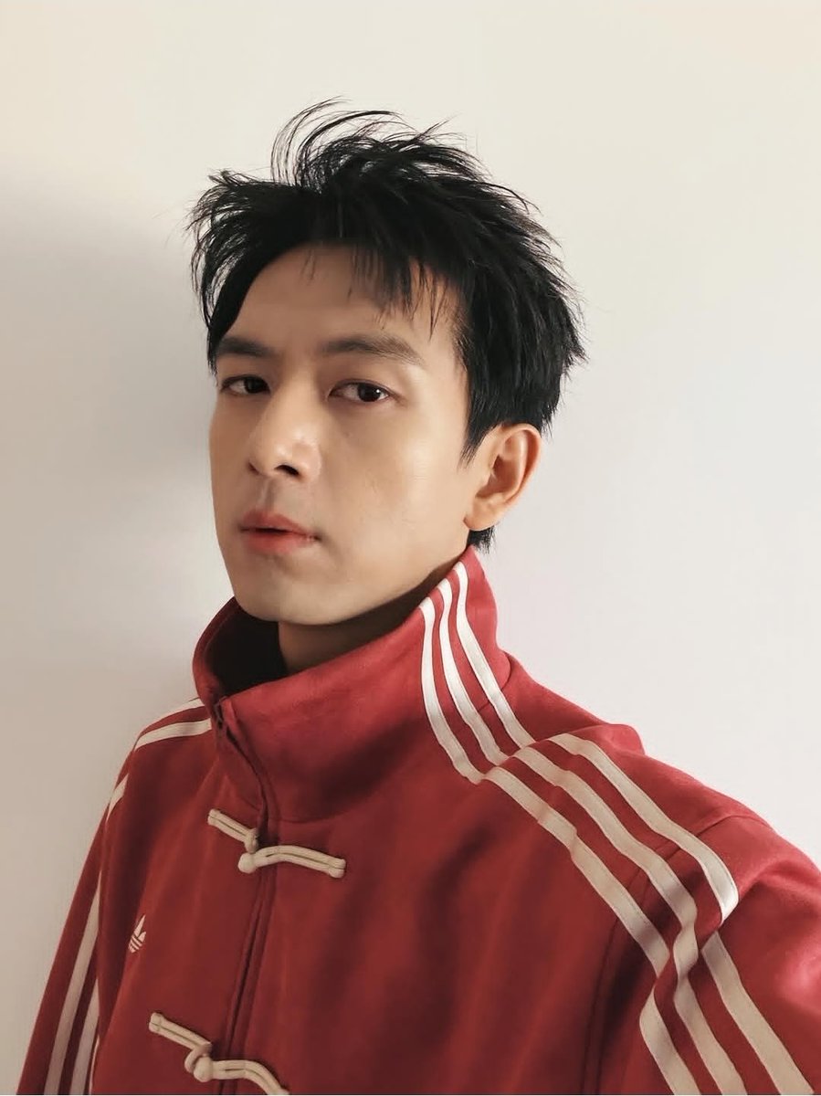 OO_chung's tweet photo. 시엔거도 중티다스 샀구나 https://t.co/yzrLH4mfHp