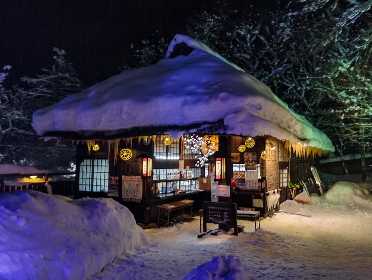 Shrine_Serenity's tweet photo. ここ日本？👀

湯西川温泉 かまくら祭シリーズ④（最終回）

雪に埋もれた隠れ里の各お家が…
暖かな灯りで優しく迎えてくれる……😭❄️✨

栃木の秘境・湯西川温泉で
かまくら祭の夜、各家のしつらえが織りなす奇跡の温もり！！💖

冬の癒し��幸運呼び込みのパワースポットとして、
訪れた人々が「ここで心が溶け、幸せが集まった」って噂の聖地…✨

この灯りと雪の里見てたら、1年の疲れが全部溶けて、新しい幸せが待ってる気がする！！

#湯西川温泉 #かまくら祭 #冬のパワースポット #ここ日本 #栃木絶景 #雪国絶景 #神秘の灯り #癒しの温泉郷 #かまくら里