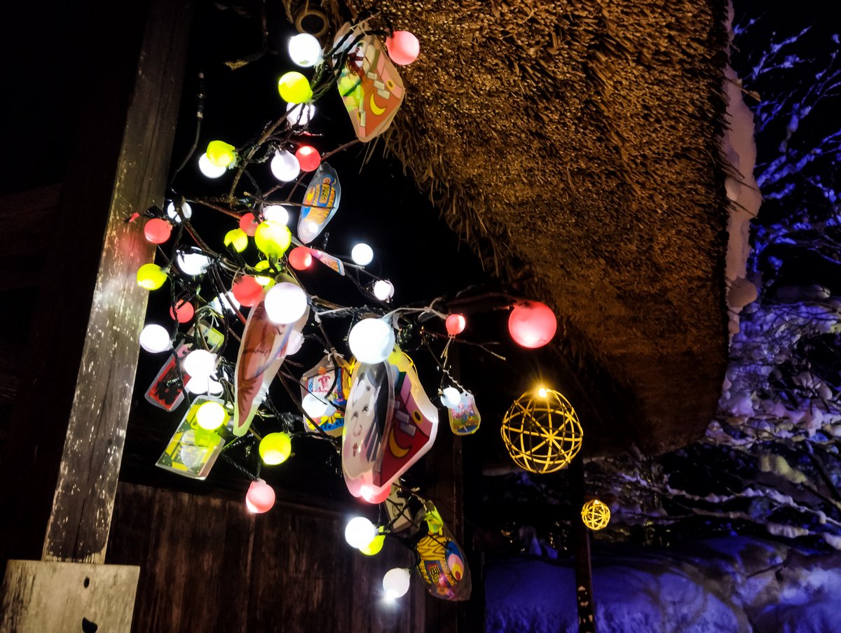 Shrine_Serenity's tweet photo. ここ日本？👀

湯西川温泉 かまくら祭シリーズ④（最終回）

雪に埋もれた隠れ里の各お家が…
暖かな灯りで優しく迎えてくれる……😭❄️✨

栃木の秘境・湯西川温泉で
かまくら祭の夜、各家のしつらえが織りなす奇跡の温もり！！💖

冬の癒し��幸運呼び込みのパワースポットとして、
訪れた人々が「ここで心が溶け、幸せが集まった」って噂の聖地…✨

この灯りと雪の里見てたら、1年の疲れが全部溶けて、新しい幸せが待ってる気がする！！

#湯西川温泉 #かまくら祭 #冬のパワースポット #ここ日本 #栃木絶景 #雪国絶景 #神秘の灯り #癒しの温泉郷 #かまくら里