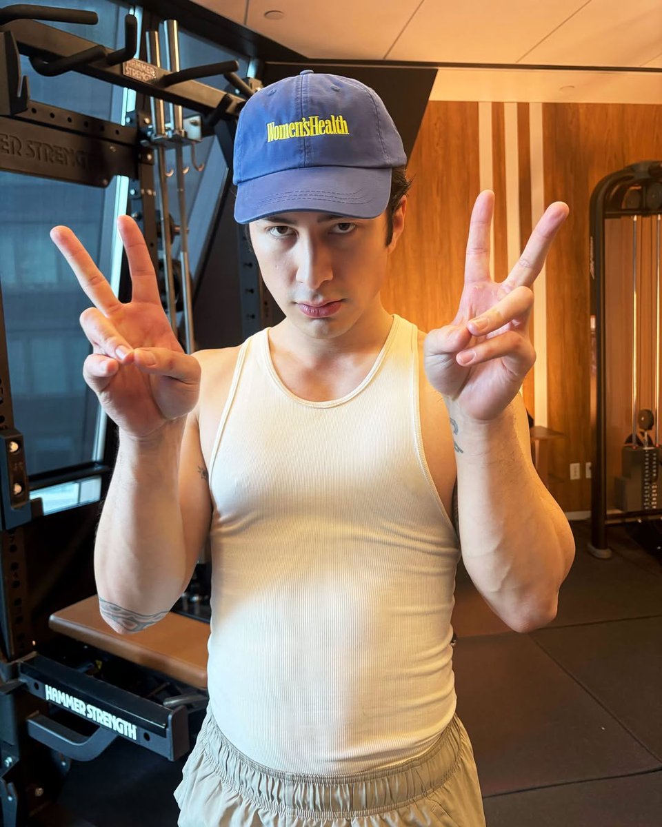 Hudson Williams está atualmente no Canadá para começar a filmar um novo projeto.
Quando perguntado sobre como descreveria esse novo projeto, ele respondeu com uma única palavra: "freaky"

🔗:gq.com/story/hudson-w…