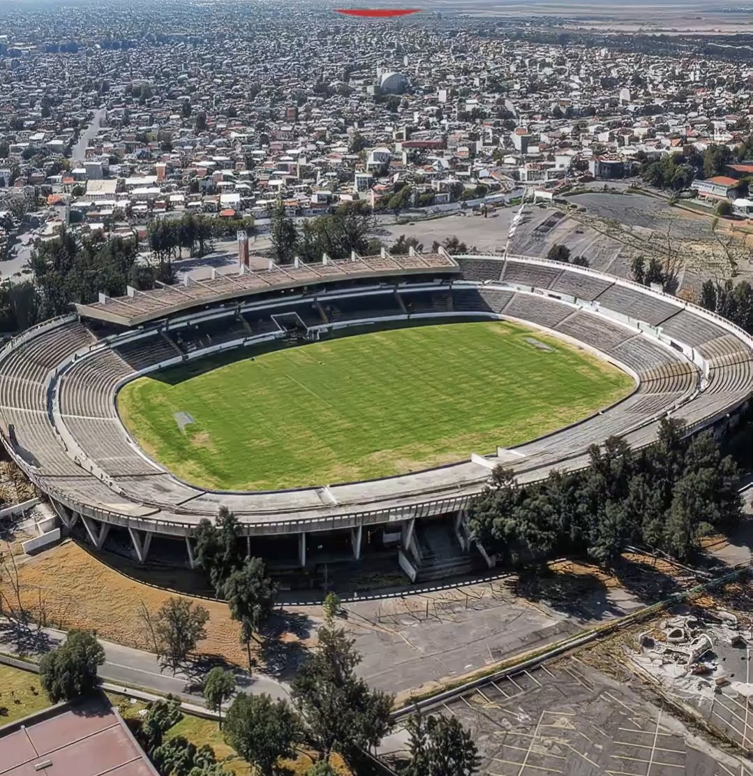 Ha de haber muy pocos casos en el mundo así.
Un estadio que a sus 5 años de existencia se convierte en sede mundialista.
Pero que luego es abandonado a su suerte.
Hoy se usa la cancha, pero las gradas están dañadas y no pueden utilizarse.
Es Neza.