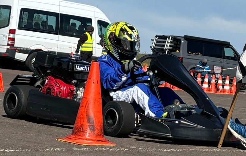 KvasselKvasier's tweet photo. Der Blick sagt alles: Volle Konzentration vor dem Start! Wer ist bereit für die nächste Runde auf der Strecke?

#Karting #Motorsport #GoKart #Rennsport #Adrenalin #Speed #Mach1 #TrackDay #RacingLife #ReadyToRace https://t.co/yS45hjIvsU