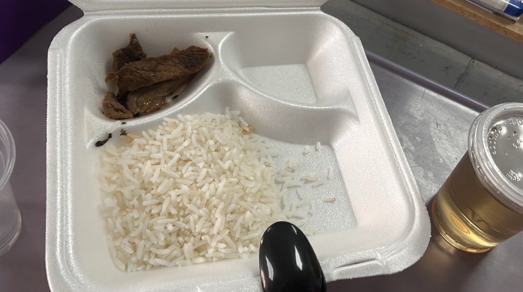 <a href="/vilmavargasva/">Vilmatraca</a> Mientras tanto, en los hospitales de la red pública esta es la comida que dan a quienes luchan por su vida: