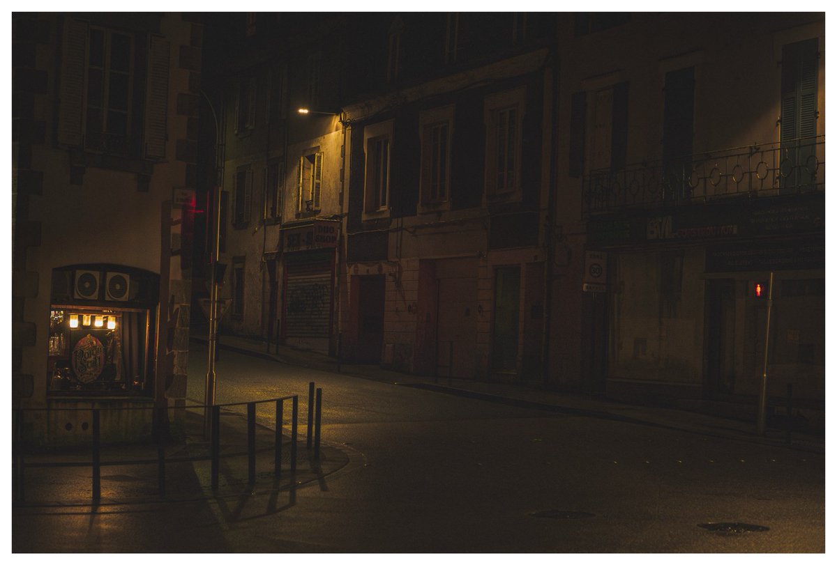 Rue vide.
Lumière jaune.
Quimper la nuit.

#Quimper #Ville #Photographie #Finistere #Territoire