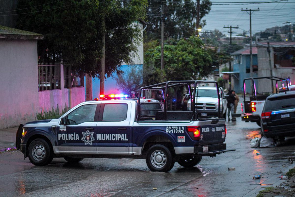 Lluvias arrastraron un cadáver hasta las calles de la colonia Mariano Matamoros Centro. Se cree que inicialmente estaba en un arroyo del Ejido Francisco Villa. 

📷 Jesús Aguilar  

Más información 👉 tinyurl.com/yc7d6chh 

#Policiaca #Seguridad #Violencia #Tijuana