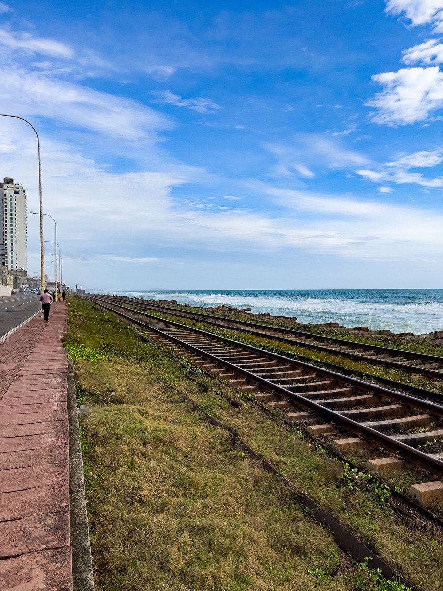 thanzeena's tweet photo. Ocean on one side. City on the other.
Colombo hits different by train. https://t.co/mdY5XYI6uO