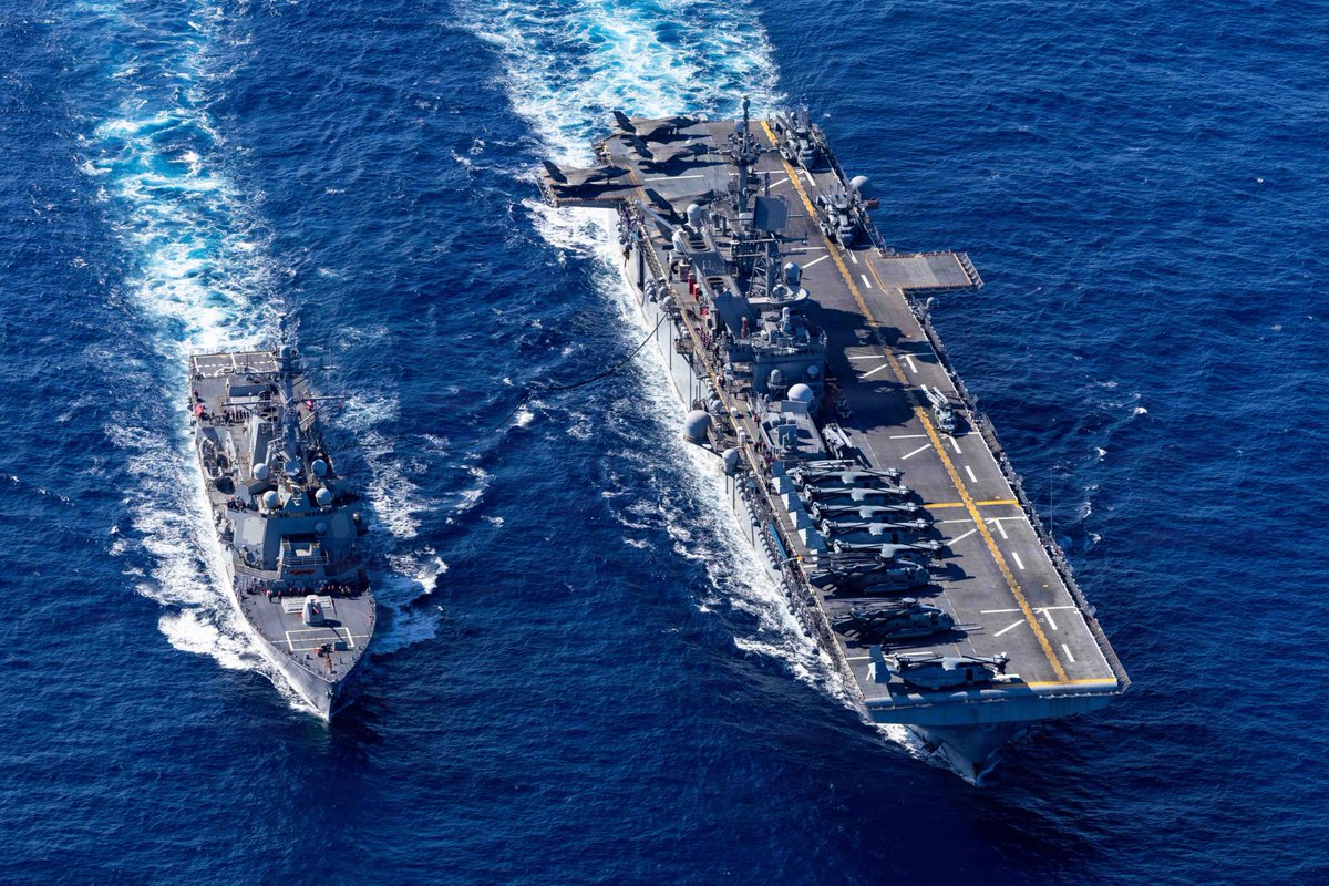 Topping off ⛽️⚓️

Arleigh Burke-class guided-missile destroyer USS Rafael Peralta (DDG 115) receives fuel from America-class amphibious assault ship USS Tripoli (LHA 7) during a replenishment-at-sea in the Philippine Sea. 

Rafael Peralta is forward-deployed and assigned to
