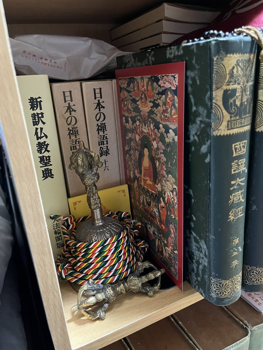 頂いた守護符は、ベッド脇の本棚に同じくダライラマ法王によって宮島