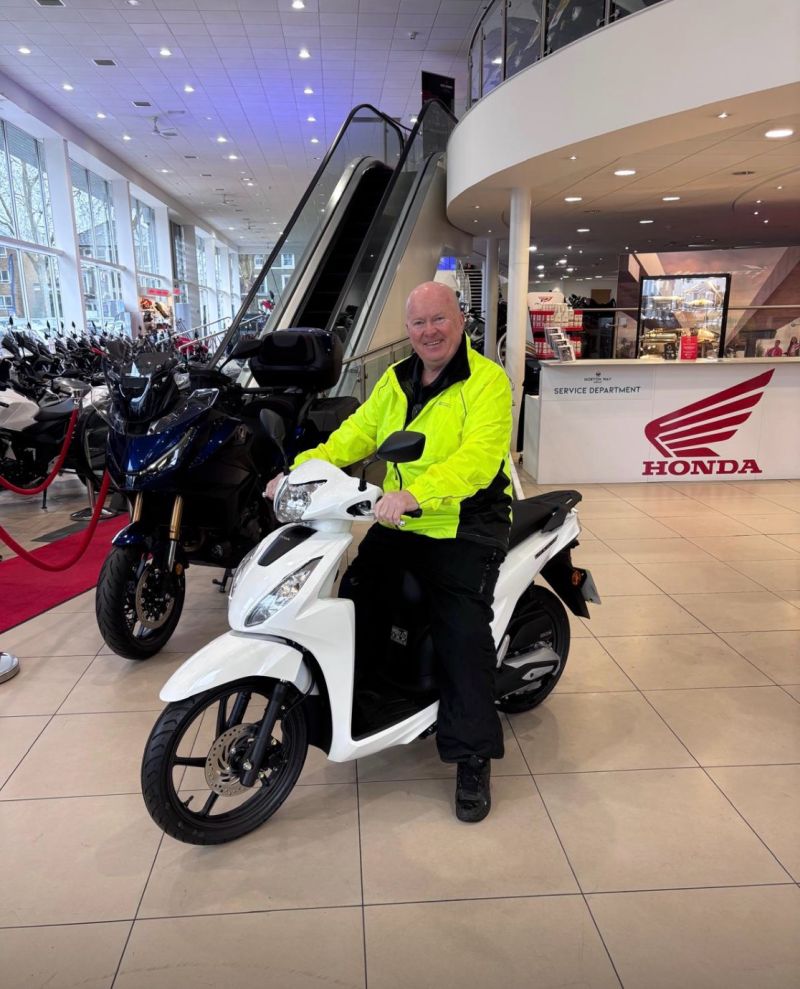 ChiswickBikes's tweet photo. A proper #Eastender deserves a proper bike! 🏍️

Great to see Steve McFadden collecting his new ride from our team at Chiswick Honda.

No drama or cliff hangers 😉. Just an easy, smooth bike handover. Ride safe!

#HondaBikes #ChiswickHonda #Motorcycles #NortonWayGroup https://t.co/BRlZNINFpX