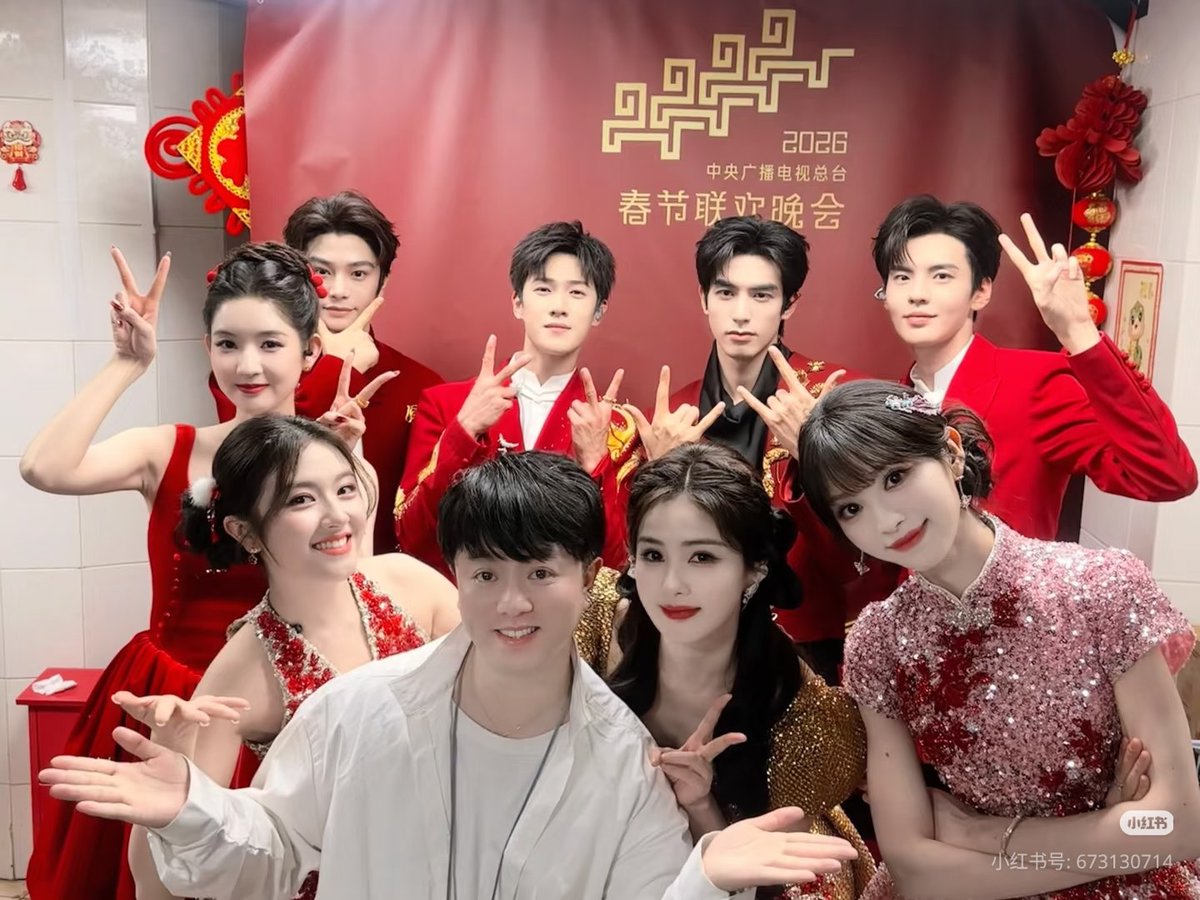 Choreographer of《串门指南》posted Xiaohongshu with《串门指南》performers at 2026 CMG Spring Festival Gala backstage

#毕雯珺 #BiWenjun