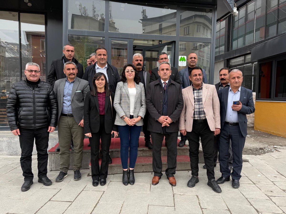 oznurbartin's tweet photo. #Hakkâri’de #muhtarlarla gerçekleştirdiğimiz buluşmada, yurttaşlarımızın gündelik yaşamına ilişkin sorunları ve çözüm önerilerini doğrudan dinledik. Yerelden yükselen bu seslerin, barış ve demokratik toplum sürecinin güçlenmesinde belirleyici olduğuna inanıyoruz. Karşılıklı diyalog ve ortak akıl temelinde yürüttüğümüz bu temas, halkın karar süreçlerine katılımını büyütme ve toplumsal barışı kalıcı hale getirme iradesinin somut bir yansımasıdır.

#HakkâriTicaretveSanayiOdası ziyaretimizde ise kentimizin ekonomik yapısını, #esnafın yaşadığı güçlükleri ve çözüm yollarını kapsamlı biçimde değerlendirdik. Ekonomik adaletin barışın toplumsallaşması açısından taşıdığı önemi vurgulayarak karşılıklı görüş alışverişinde bulunduk. Toplumun her kesimiyle yan yana gelerek, halkın sözünü ve emeğini merkeze alan bir anlayışla ortak geleceğimizi birlikte kurma kararlılığımızı sürdürüyoruz.
