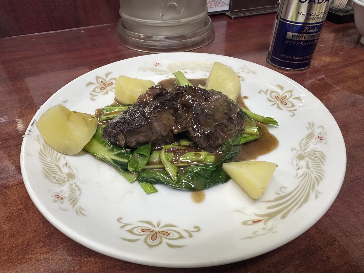 darupon2002's tweet image. 今日は支部メンと一日遊んで、昇龍(中華屋)でフレンチ食べてきた└( 'ω')┘
8時間煮込んだ牛スネ肉のワイン煮らしい…
美味すぎて、都内だと¥2000はするレベルだった…¥800でええんか……
#昇龍
#関東支部