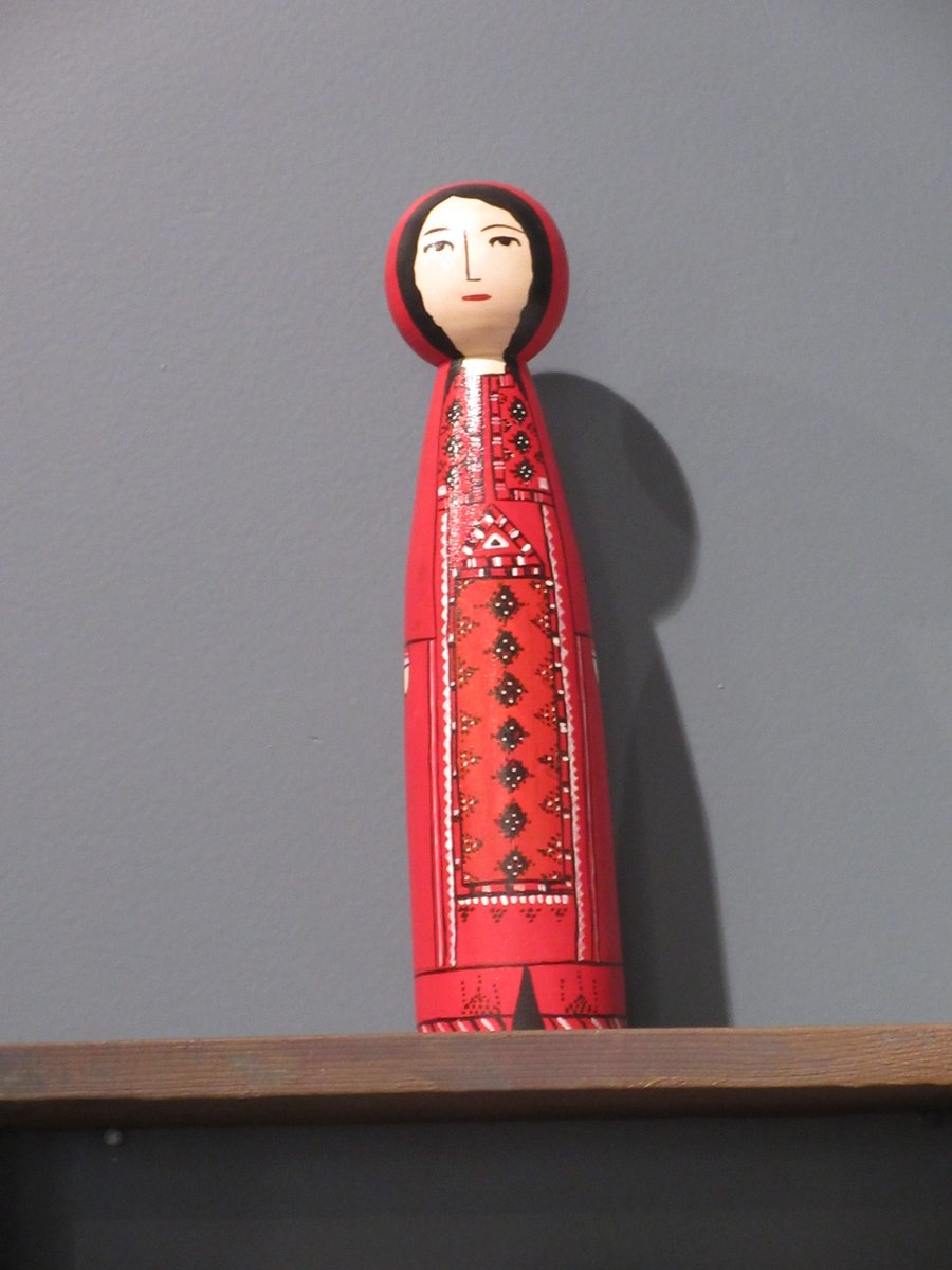 テヘランにある「イランの人形と文化の博物館」にあった、民族衣装を着たこけし？のようなお人形。小さいけれど、存在感がありました。