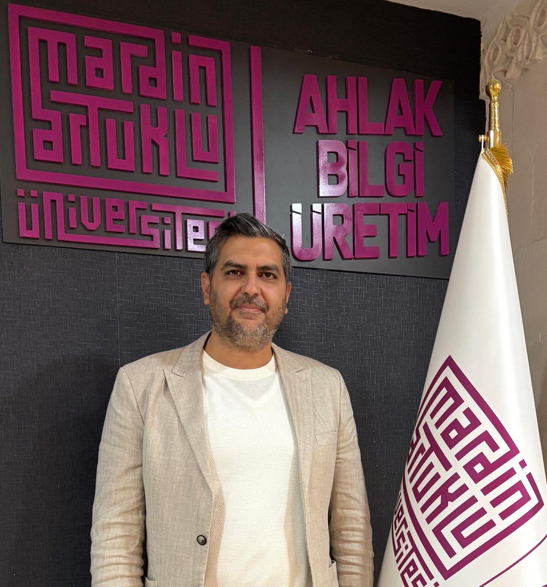 mardinartuklu's tweet photo. Üniversitemiz akademik kadrosunda uzun yıllardır başarıyla görev yapan Prof. Dr. Hıdır Apak, Rektör Yardımcısı olarak atanmıştır.

2014 yılından bu yana üniversitemizde akademik çalışmalarını sürdüren ve Sağlık Bilimleri Fakültesi Sosyal Hizmet Bölümü’nde profesör olarak görev yapan Apak, 17 Şubat itibarıyla Rektör Yardımcılığı görevinin yanı sıra Sağlık Bilimleri Fakültesi Dekanlığı görevini de üstlenmiştir.

Görev yeri değişikliği nedeniyle üniversitemizden ayrılan Prof. Dr. Reşit Yıldız’dan devralınan bu sorumluluk, kurumsal süreklilik ve güçlü yönetim anlayışımızın bir göstergesidir.

Rektörümüz Prof. Dr. İbrahim Özcoşar, yeni görevlendirmeye ilişkin yaptığı değerlendirmede, Prof. Dr. Hıdır Apak’ın akademik birikimi ve kurumsal tecrübesiyle üniversitemizin gelişim sürecine önemli katkılar sunacağına inandığını ifade etti.

Üniversitemize ve şehrimize hayırlı olmasını temenni ediyor, hocamıza yeni görevinde başarılar diliyoruz.

Haberin Devamı 🔗 https://t.co/j0106sSZzl

@erolozvar
@ibrahimozcosar
@hidirapak

#MardinArtukluÜniversitesi #AkademikAtama #Yükseköğretim #KurumsalGelişim #SağlıkBilimleri #Mardin