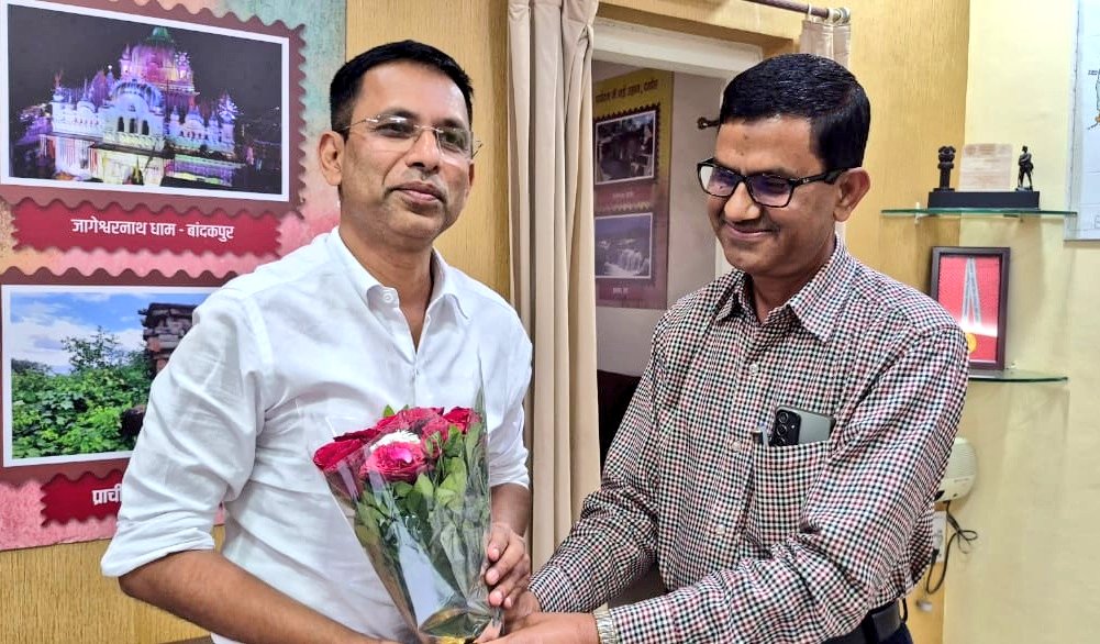 YasikQ's tweet photo. कलेक्टर श्री @CollectorDamoh के मार्गदर्शन में दमोह प्रदेश का एकमात्र जिला बना, जिसे राज्य निर्वाचन आयोग द्वारा दोहरे सम्मान से नवाज़ा गया।
=
इस उपलब्धि पर कलेक्टर श्री कोचर जी को पुष्पगुच्छ भेंट कर शुभकामनाएँ एवं बधाई दी गई। 
#Damoh https://t.co/nbdhk4xUra