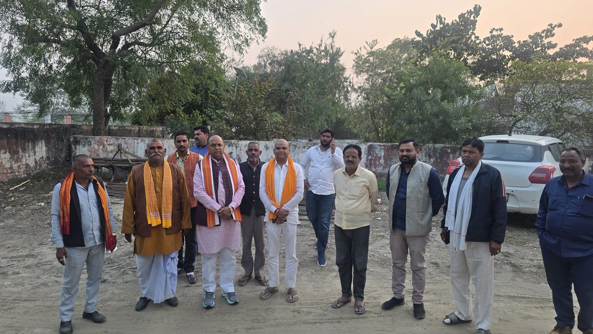 आज अपनी विधानसभा 267 रामनगर के अंतर्गत सूरतगंज के पूर्व ब्लॉक प्रमुख बृजपाल सिंह (ज्ञानूसिंह) जी के चचेरे भाई स्व. श्री दीपू सिंह जी के निधन की दुःखद सूचना प्राप्त होने पर उनके निवास स्थान 
ग्राम कजियापुर पहुँचकर शोक संवेदनाएँ व्यक्त कीं..!! 
ॐ शांति: