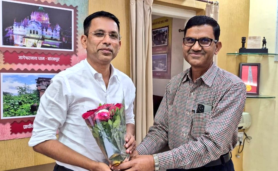 YasikQ's tweet photo. कलेक्टर श्री @CollectorDamoh के मार्गदर्शन में दमोह प्रदेश का एकमात्र जिला बना, जिसे राज्य निर्वाचन आयोग द्वारा दोहरे सम्मान से नवाज़ा गया।
=
इस उपलब्धि पर कलेक्टर श्री कोचर जी को पुष्पगुच्छ भेंट कर शुभकामनाएँ एवं बधाई दी गई। 
#Damoh https://t.co/nbdhk4xUra