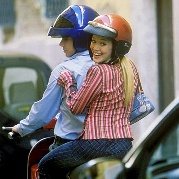 Hilary Duff recriando a icônica cena de “Lizzie McGuire” na capa da nova edição da revista Glamour.