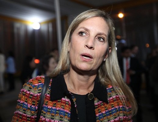 RoyAlta_Peru's tweet photo. A Ver Amigos tuiteros. ¿Quién debe 
Asumír la presidencia d l República Tras La caida de José Jeri??

Maricarmen Alva   Roberto Chiabra 

             RT                                  Me Gusta https://t.co/2nfB8qaol9