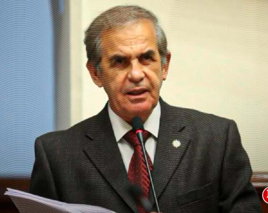 RoyAlta_Peru's tweet photo. A Ver Amigos tuiteros. ¿Quién debe 
Asumír la presidencia d l República Tras La caida de José Jeri??

Maricarmen Alva   Roberto Chiabra 

             RT                                  Me Gusta https://t.co/2nfB8qaol9