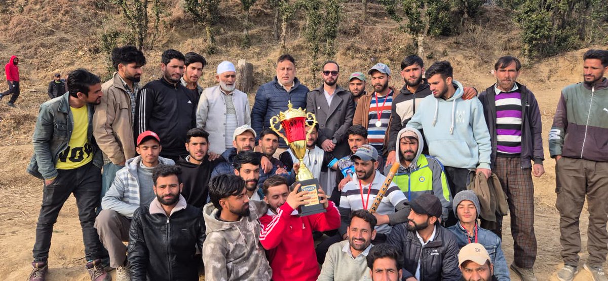 natnoosarshad's tweet photo. Attended the grand finale of a local cricket tournament in #Malna area of Ghat Block with Akhter Malik.
Kudos to Asif Malik for organizing such a wonderful event. Congratulations to the winners and runners-up.
Assured full support from the Government led by @OmarAbdullah
Sb. https://t.co/EaFMR4jAtE