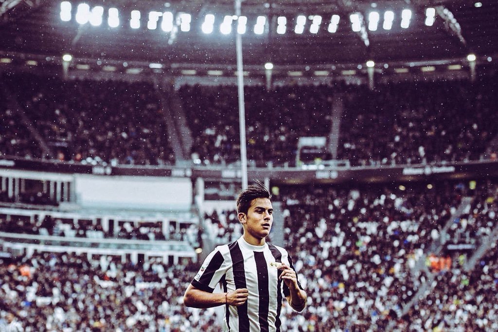 ユベントス創立120周年記念ユニフォームを身に纏うディバラ（2017/11/15）