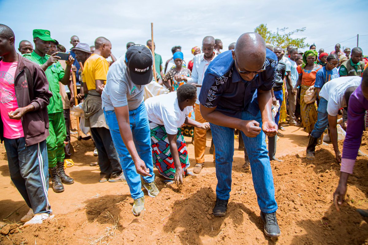 KayonzaDistrict's tweet photo. Kuri uyu wa kabiri, Umuyobozi w’Akarere, Hategekimana Fred ari kumwe na Visi Meya Higiro Jules n’uhagarariye RAB Sitasiyo ya Ngoma n’abakozi b’umushinga #KIIWP, bifatanyije n’abahinzi bo mu Murenge wa Ndego, Akagari ka Kiyovu mu gutangiza igihembwe cy’ihinga 2026 B.
1/3 https://t.co/htKcdXYeKx