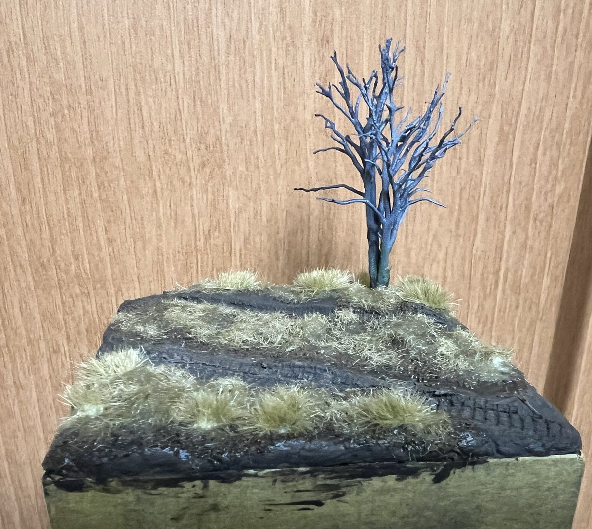 38(t)のミニジオラマの続き。下砂と下草と上に伸びている草むらを定着