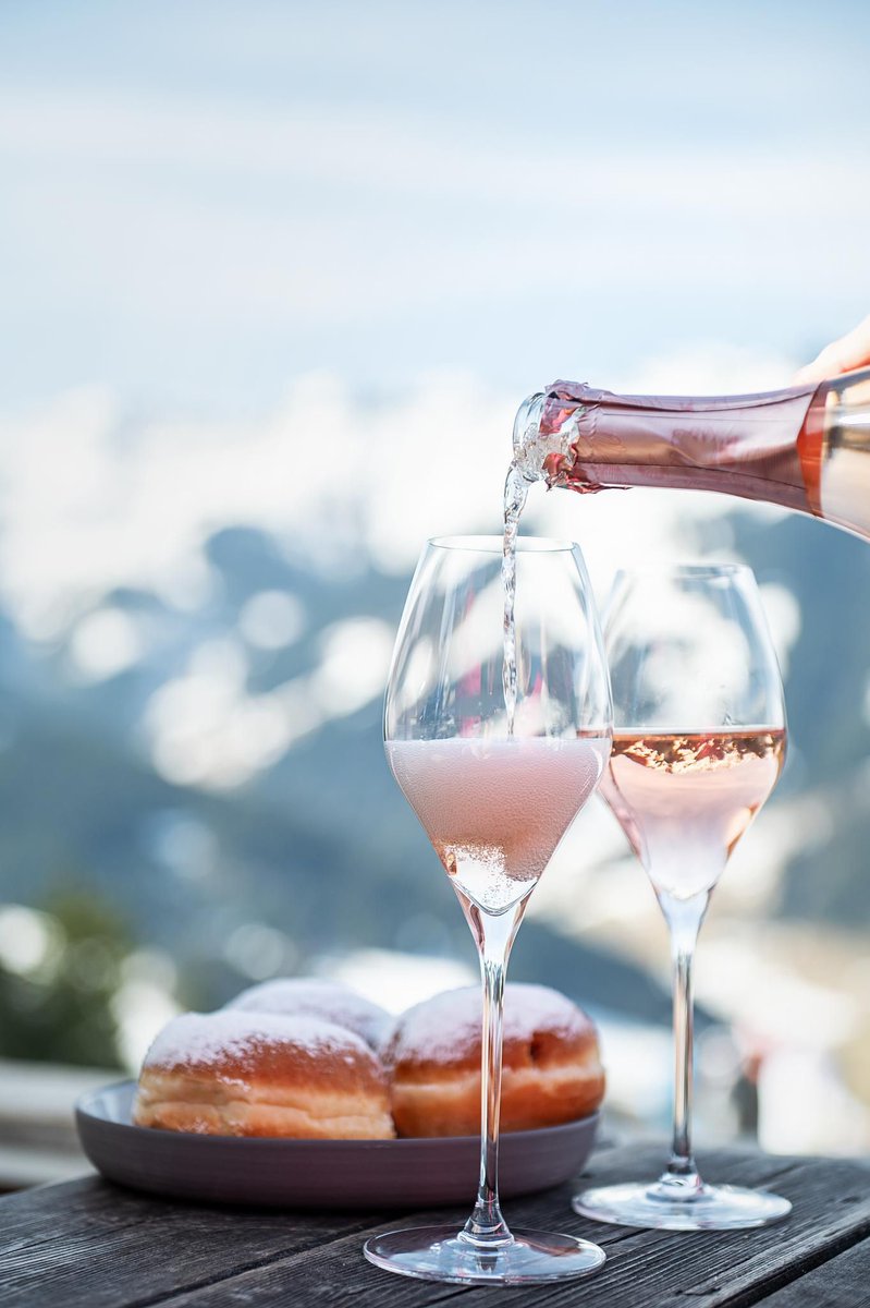 AustrianwineUSA's tweet image. Happy Carnival (Fasching) aka Fat Tuesday! 🎭🎉

In Austria, the  traditional Krapfen (a jelly-filled donut🍩) is another great way to celebrate alongside a delicious glass of Sekt Austria PDO🍾. 
#AustrianWine

*Supported by the European Union*