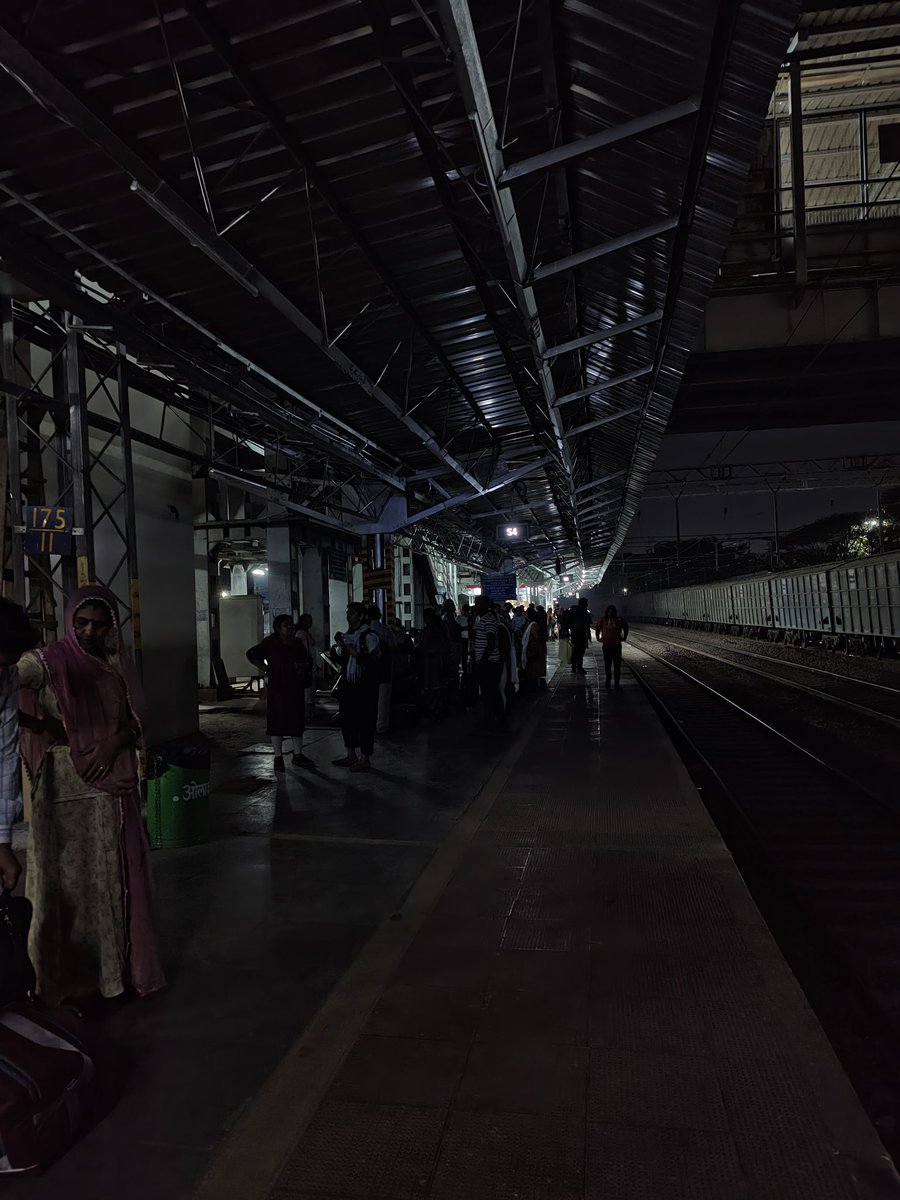 ModseSooraj's tweet photo. Less light, less visibility at platform 3 at CCH Chinchwad station. 
@IRCTCofficial @RailMinIndia https://t.co/Oxwyj74wlD
