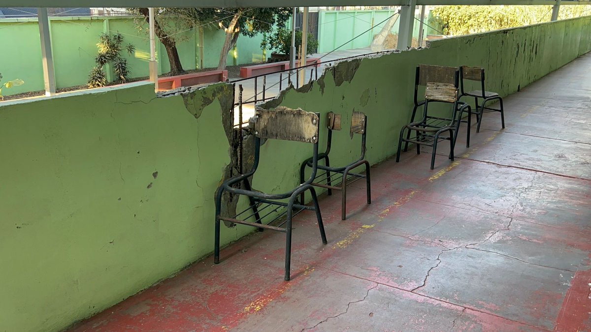 RaulGtzNR's tweet photo. PELIGRO EN ESCUELA

Mira el deterioro de la barda en la Escuela Primaria Profesor Benjamín Gurrola Carrera.  
Los padres de familia estan preocupados por la seguridad de los niños.  
Ya existen escritos en dirección, pero no hay soluciones.  

👉 Solicitan apoyo urgente que directora Stepany Nieto Ruiz pueda  atender esta situación. 

https://t.co/cNqQAqgpxe