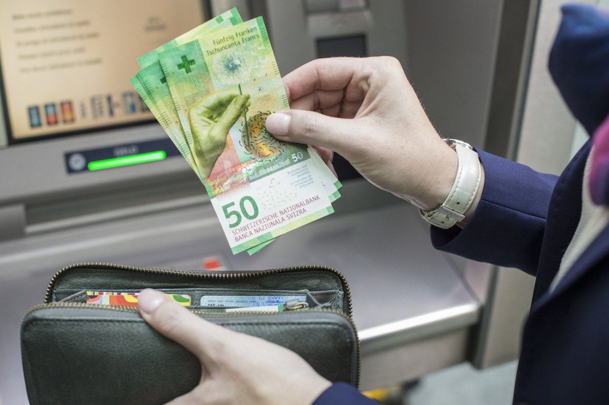 Os suíços estão abandonando o dinheiro em papel. Veja como a votação sobre a preservação do dinheiro pode mudar o cenário financeiro. swissinfo.ch/por/politica-s…