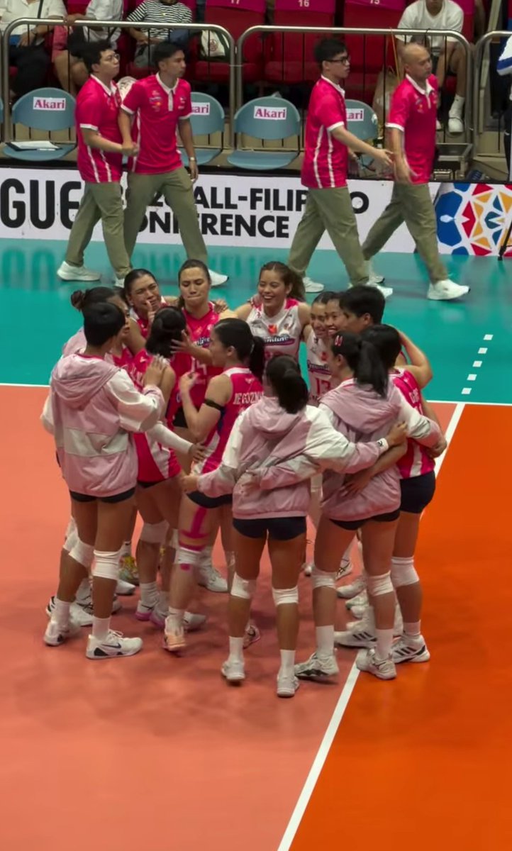 thepinkrose12's tweet photo. After the game. Jema got a power hug from Jia, a thumbs up from Ly, gigil from Bea, Hi five from iba pang team mates and siyempre di nag pahuli ang lablab niyang si Ella DJ. Cute kasi kaya di kita🤣 pero super duper proud siya kay Jema. 

#PVL2023 https://t.co/8ipzHZa5zM