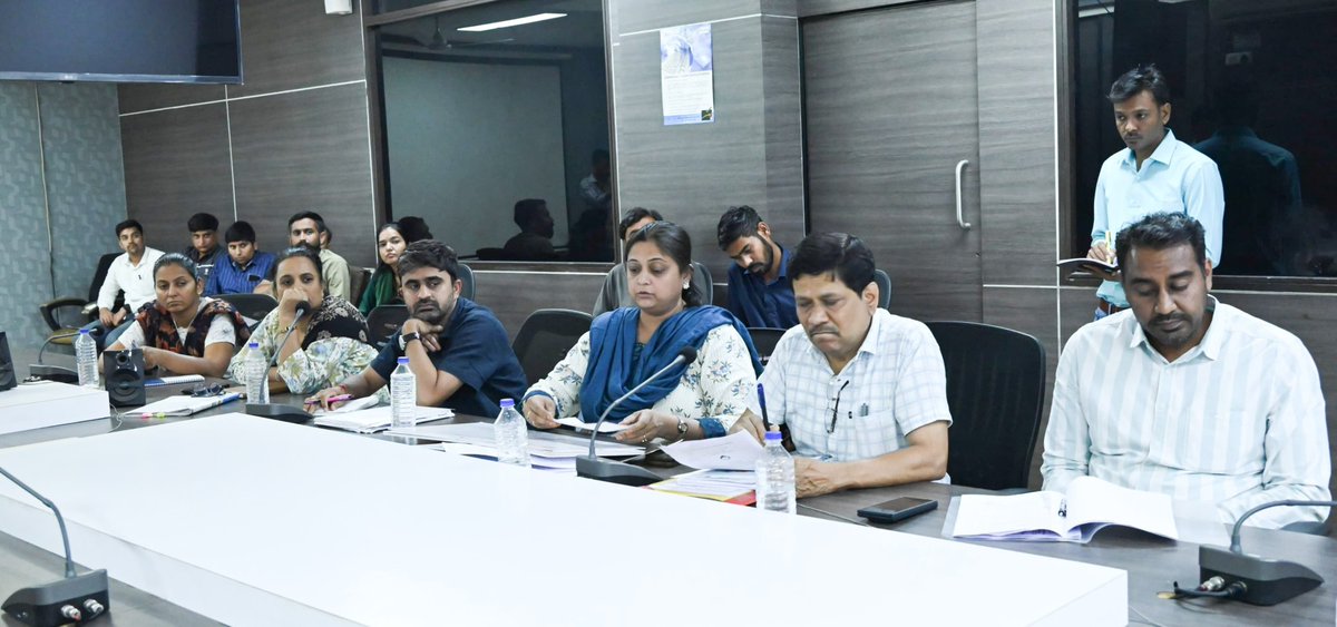 આજ રોજ 'જિલ્લા જળ અને જાહેર સ્વચ્છતા એકમ'ની બેઠક યોજાઈ.પાણી વેરા વસુલાત પ્રોત્સાહક યોજના હેઠળ વસોના પીજ, મહેમદાવાદનું હાથનોલી, ખેડાનું વારસંગ અને ગળતેશ્વરના મેનપુરા ગામોને ચેક અર્પણ કરવામાં આવ્યા.<a href="/CMOGuj/">CMO Gujarat</a>  <a href="/DDO_Kheda/">DDO KHEDA</a> <a href="/infokhedagog/">Info Kheda GoG</a>