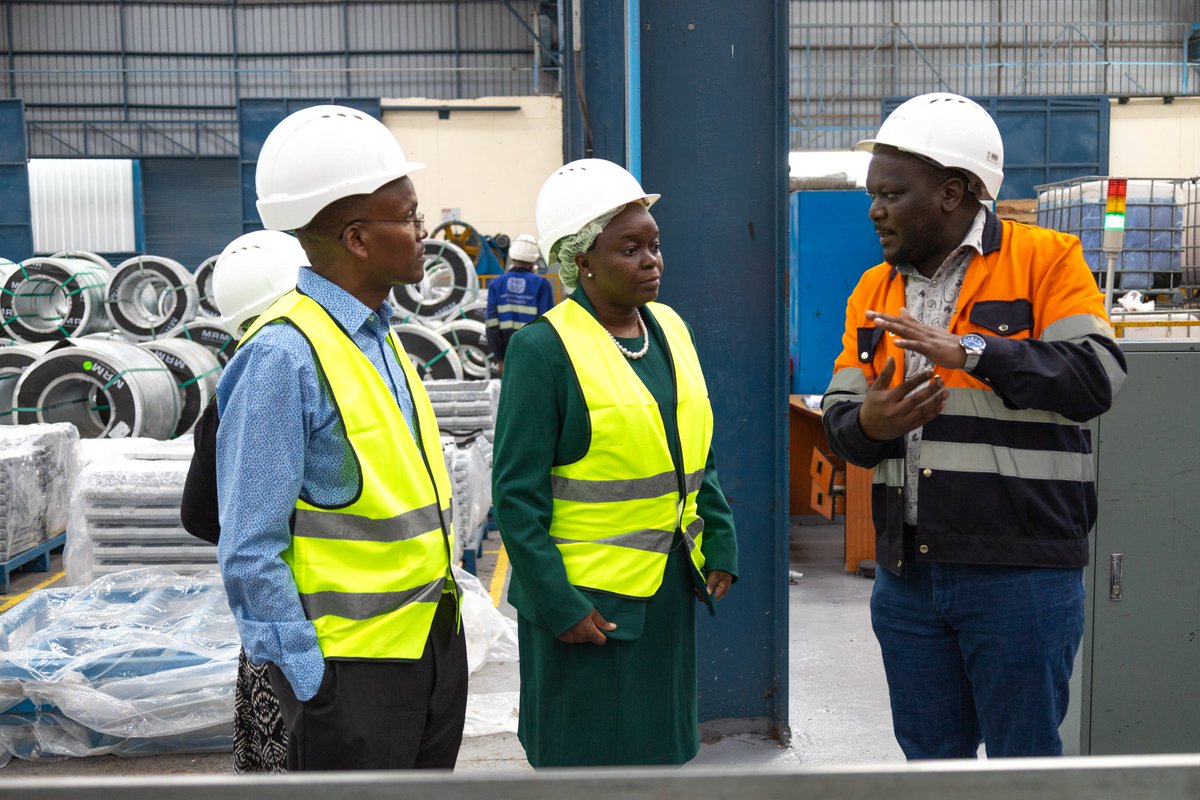 MRM_Mabati's tweet photo. Hosted CS for Environment Deborah Barasa at Mabati Rolling Mills yesterday. Showcased our Athi River operations and 2026–2028 ESG roadmap, including solar expansion. Committed to sustainable growth and nationwide asbestos removal.
#MRM #ESG #Sustainability https://t.co/x7yKgooPTN