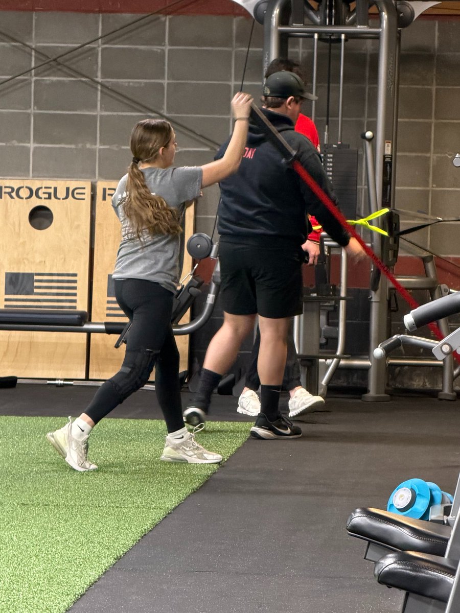 CharliGDay's tweet photo. Workouts during the week with Rose Rehab, keeping in shape on and off the field. #alwayshustleneverquit https://t.co/As1L8DhQ15