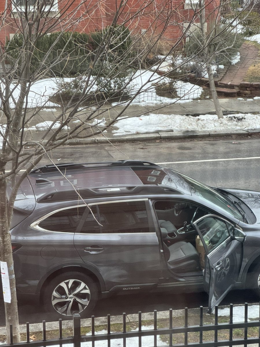 I have no idea who this car belongs to but it's been like this all morning. It's now 9:26 and not one person in sight🤔