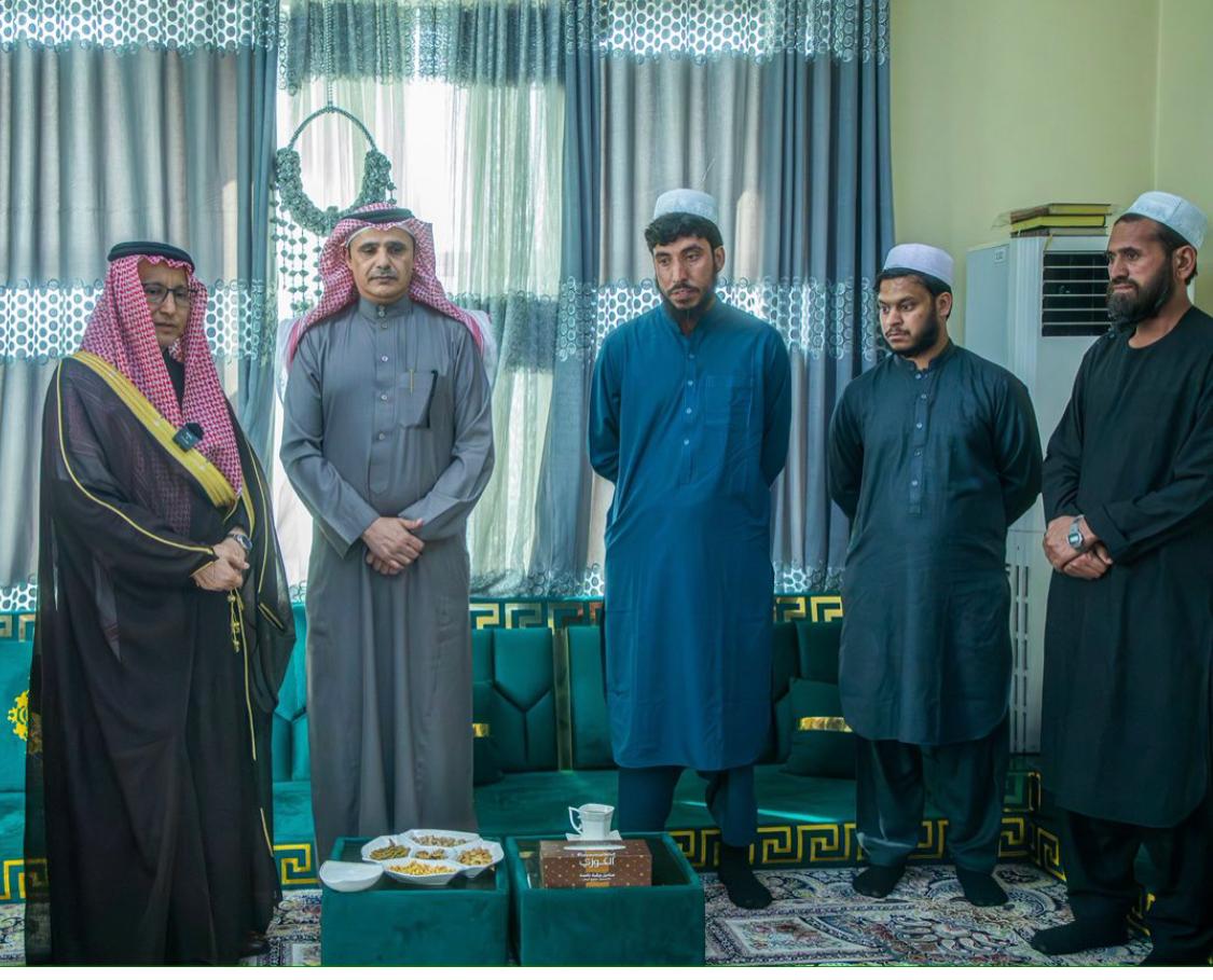 د روژې مبارکې په مناسبت افغان حکومت د پاکستان هيواد درې تنه بندي فوځيان خوشي کړل.