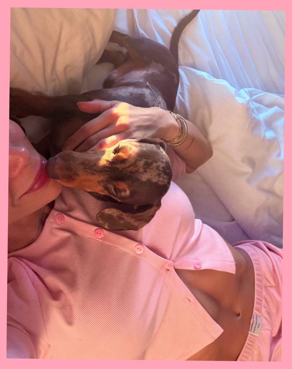 Hoy puede ser un gran día.🤞
Está feliz, está con su Coffee y con el color rosa, que le da suerte. 
A parte de suerte, se necesita ser eficiente y profesional...y de eso Cristina va sobrada.
Que le vaya todo lo bonito que se merece.🤍🩷💪