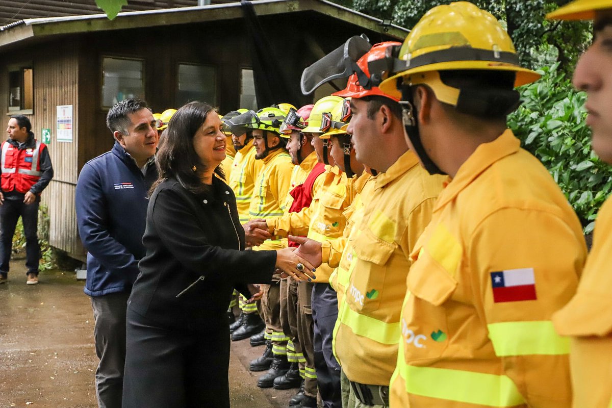 MinagriCL's tweet photo. 👩‍🚒👨‍🚒 En el marco de la Conmemoración del Día de las y los brigadistas forestales – que se realiza cada 15 de febrero – la ministra Ignacia Fernández junto al delegado de @DPRLaAraucania, Eduardo Abdala, seremi @MinagriAraucan y @conaf_minagri, entregaron un reconocimiento a brigadistas de la región de La Araucanía, destacando su compromiso en la prevención y combate de incendios forestales.